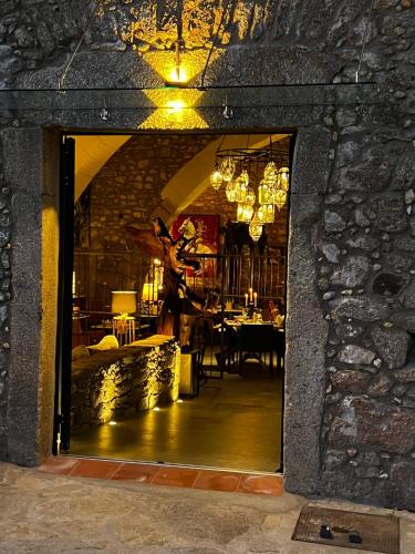 a doorway to a dining room with a person in the window at Aqua Et Oleum in Villamiel