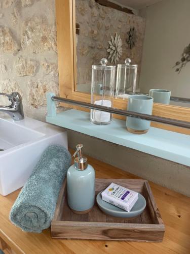 La salle de bains est pourvue d'un lavabo et d'un plateau/bouilloire avec une brosse à dents. dans l'établissement Naturo-gites, à Nieul-le-Virouil
