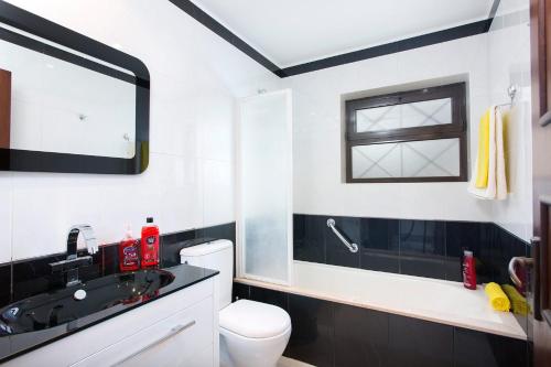 een badkamer met toilet en wastafel bij Villa Tupi by Villa Plus in Boliqueime