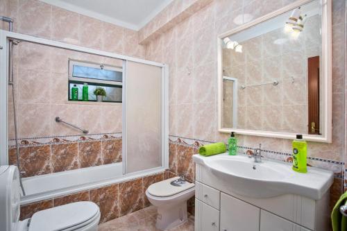 een badkamer met een wastafel, een toilet en een douche bij Villa Boavista by Villa Plus in Boliqueime