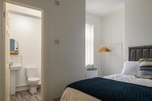 Katil atau katil-katil dalam bilik di Fenton House - Modern, 4 Bedroom, Pets Accepted