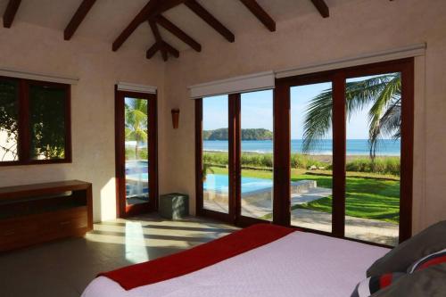 Pogled na bazen u objektu Casa Azul - Directly on Playa Venao, sleeps 8-10+ ili u blizini