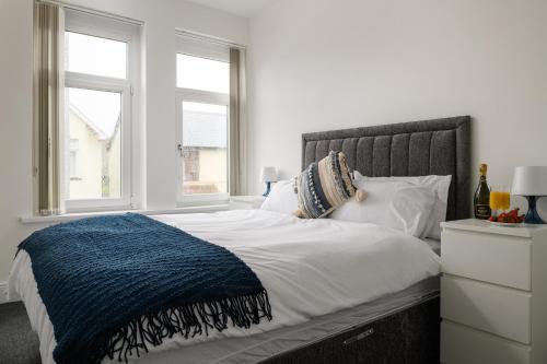 Кровать или кровати в номере Fenton House - Modern, 4 Bedroom, Pets Accepted