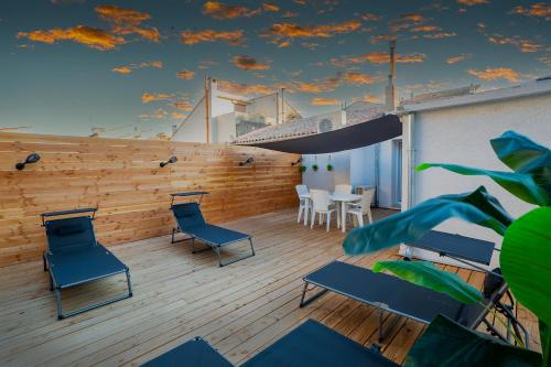 a deck with chairs and a table on a ship at Superbe appartement à 2 pas des Halles, Climatisé, terrasse, garage in Narbonne