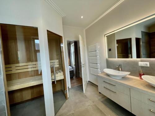a bathroom with two sinks and a large mirror at Altstadtdomizil Wohnung Hygge in Borkum