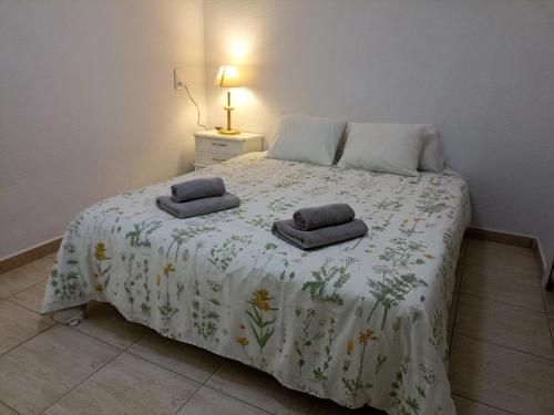 1 dormitorio con 1 cama con 2 almohadas en Bungalow Ca Margarita San Agustín, en San Agustín