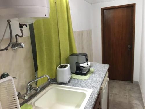 eine Küche mit einer Spüle und einer Kaffeemaschine auf der Theke in der Unterkunft Painel de Monsaraz in Reguengos de Monsaraz