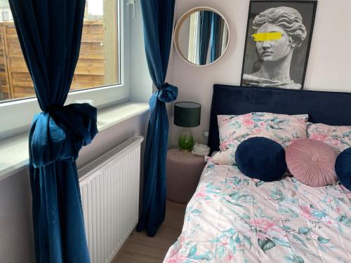Un pat sau paturi într-o cameră la Jasień Apartment
