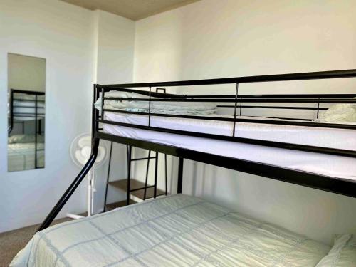 A bunk bed or bunk beds in a room at Ebbtide, Unit 29, 2-6 North Street