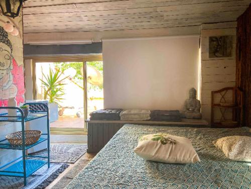 1 dormitorio con cama con almohada en Chambre Privée dans Villa Provençale, en Saint-Tropez