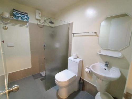 Koupelna v ubytování 1BR Condo in Soltana Nature Residences Mactan, Cebu, near beaches and resorts
