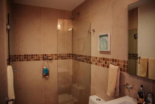 Ένα μπάνιο στο Beautiful 2B 2Br Ocean/Lagoon View Pool Gym