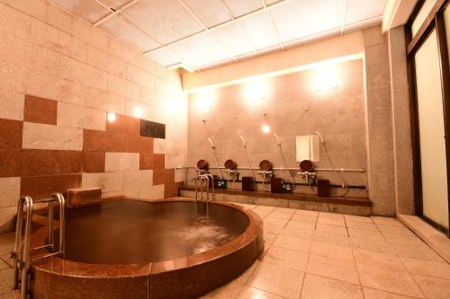 a bathroom with a large bath tub in a room at 高野山 宿坊 宝城院 -Koyasan Shukubo Hojoin- in Koyasan