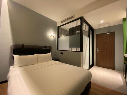 Postel nebo postele na pokoji v ubytování The Seraya Hotel