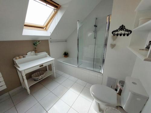 une salle de bain avec un lavabo, une douche et des toilettes dans l'établissement Holiday Home in Le Vougot by Sandy Beach, à Guissény