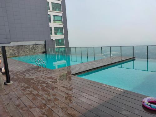 Het zwembad bij of vlak bij super penthouse stmoritz apartment, lippomall puri indah