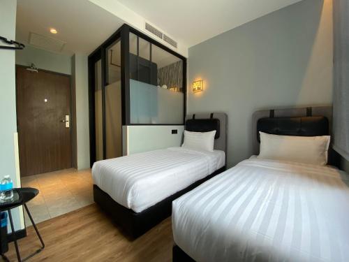 Postel nebo postele na pokoji v ubytování The Seraya Hotel