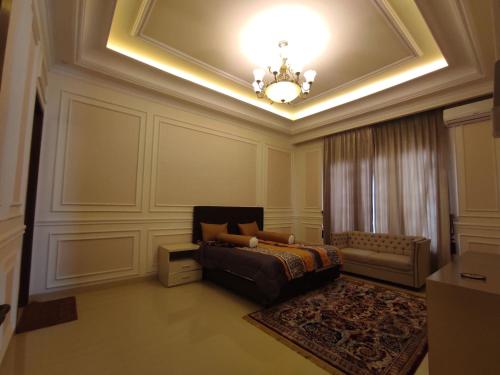 Posezení v ubytování Villa Syariah Muvida dengan Kolam Renang di Tengah Kota