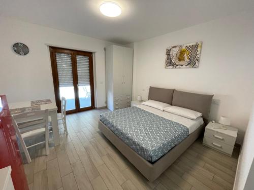 a bedroom with a bed and a desk and a desk at Artemis Casa Vacanza in Reggio di Calabria