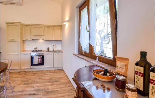 Lovely Home In Gualdo Cattaneoにあるキッチンまたは簡易キッチン