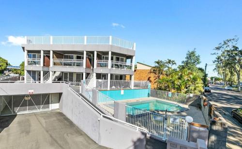 Вид на бассейн в Villa Venezia Apt 3 - Spacious Hervey Bay beachfront apartment или окрестностях