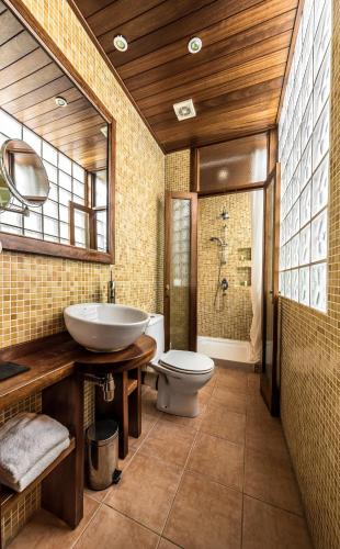 a bathroom with a toilet and a sink and a shower at Apartamentos Mariano in Ibiza Town