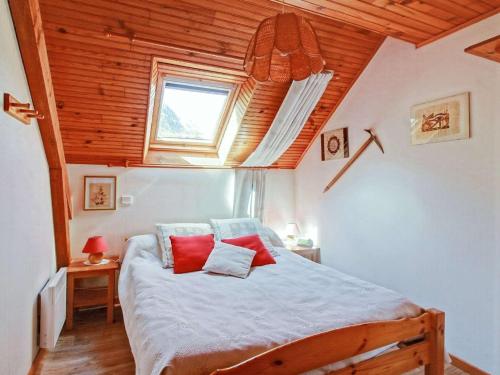 ein Schlafzimmer mit einem Bett mit roten Kissen darauf in der Unterkunft Appartement Viey, 3 pièces, 7 personnes - FR-1-402-120 in Viey