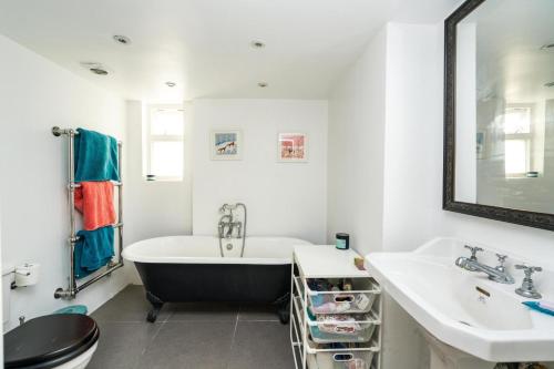 ห้องน้ำของ Fantastic 3 Bedroom Flat West Hampstead