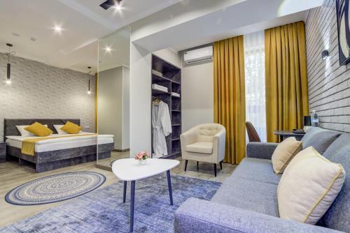 Postel nebo postele na pokoji v ubytování Inter Hotel Bishkek