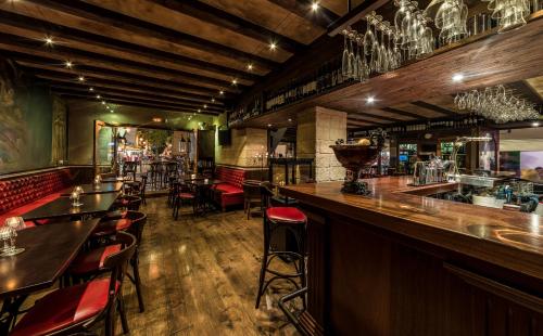 un bar avec des tables et des chaises dans un restaurant dans l'établissement Apartamentos Mariano, à Ibiza