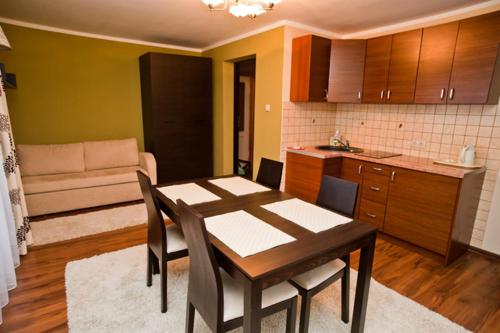 A kitchen or kitchenette at Apartament u Zosi