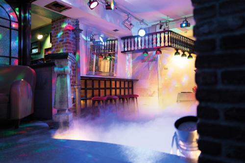 a room with a bar with a table and chairs at Ringhotel Alpenhof - Patchworkhotel in Augsburg