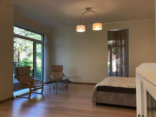 1 dormitorio con 1 cama, mesa y sillas en Wide and comfortable Spa House Sea 3 min en Mezhtsiyems