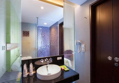 een badkamer met een wastafel en een douche bij Ibis Styles Bali Denpasar in Denpasar