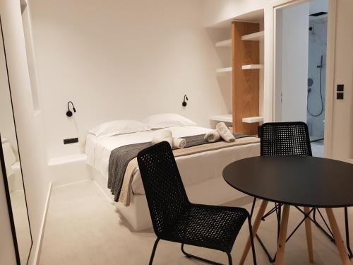 Postel nebo postele na pokoji v ubytování myLithos Suites