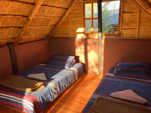 מיטה או מיטות בחדר ב-Shik Shack Backpackers