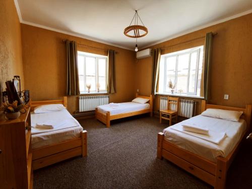 Un pat sau paturi într-o cameră la SilkRoad Guesthouse