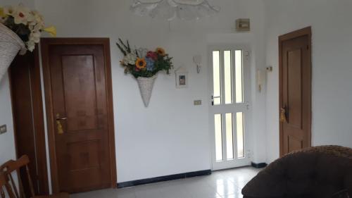 una habitación con una puerta y un jarrón de flores en la pared en Golfo Paradiso Campane di Uscio piccola bomboniera pochi chilometri Camogli Portofino Santamargherita, en Uscio