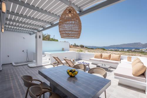 a patio with a blue table and chairs at Etereo Suite in Adamas