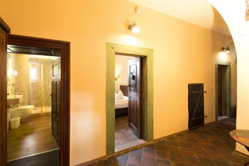 Una cama o camas en una habitación de Knast-Hotel Fronfeste
