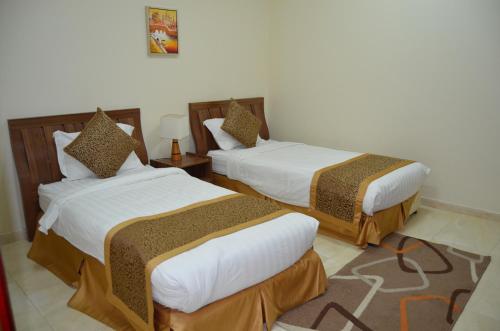 Burj Al Dana Four seasons Hotel tesisinde bir odada yatak veya yataklar