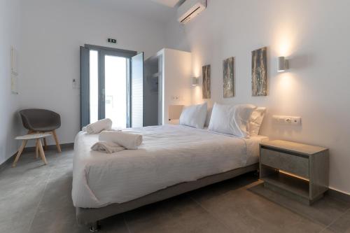 Tempat tidur dalam kamar di Bedspot Apartments Astipalaia