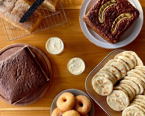 - une table avec différents types de pain et de viennoiseries dans l'établissement KERTASARI LODGE, à Lemonga
