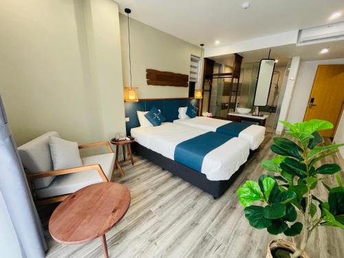 Ένα ή περισσότερα κρεβάτια σε δωμάτιο στο The Light Hotel