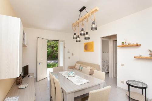 a kitchen and dining room with a table and chairs at Appartamento Brezza Marina in Budoni