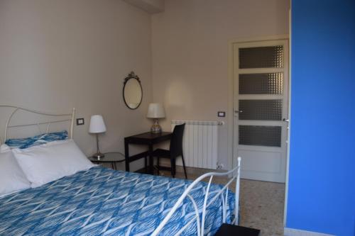 パレルモにあるB&B Le Coppoleのベッドルーム1室(ベッド1台、デスク、椅子付)