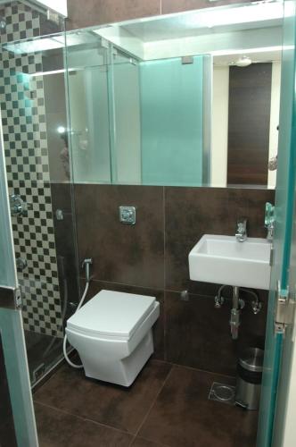 Koupelna v ubytování Hotel Causeway, Colaba