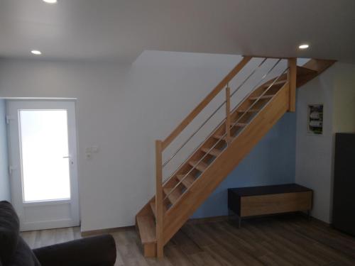 - un escalier en bois dans un salon avec une fenêtre dans l'établissement gîte de la ruelle, 