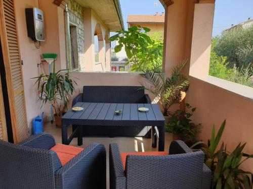 d'une terrasse avec une table et des chaises sur un balcon. dans l'établissement El Giardino delle Rose....., à Serre di Rapolano