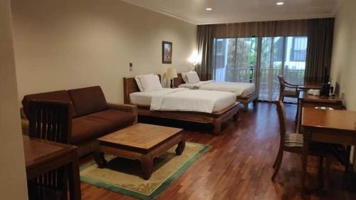 un soggiorno con letto e divano di Cyberview Resort & Spa a Cyberjaya